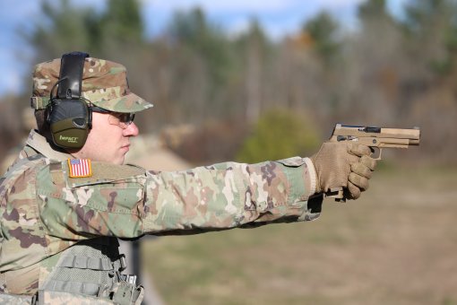 Soldiers train on new pistol 