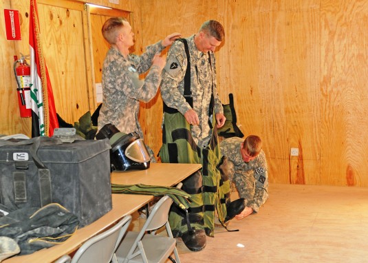 New York EOD Soldiers Demonstrate Skills to Boss