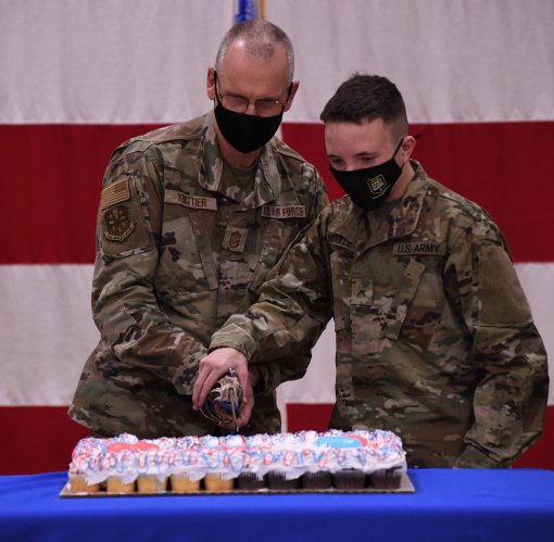 Cake cutters mark Guard's 385th Birthday