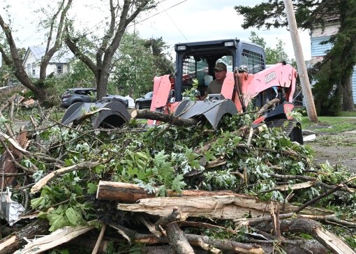 Guardsmen aid in Rome storm damage cleanup