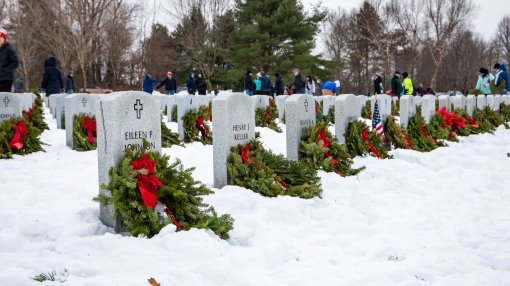 Guardsmen honor veterans during wreath laying 
