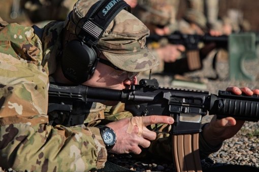 NCO Best Warrior winner draws a bead