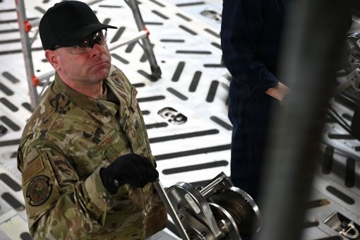 105th Airmen repair C-17 fuel tank 