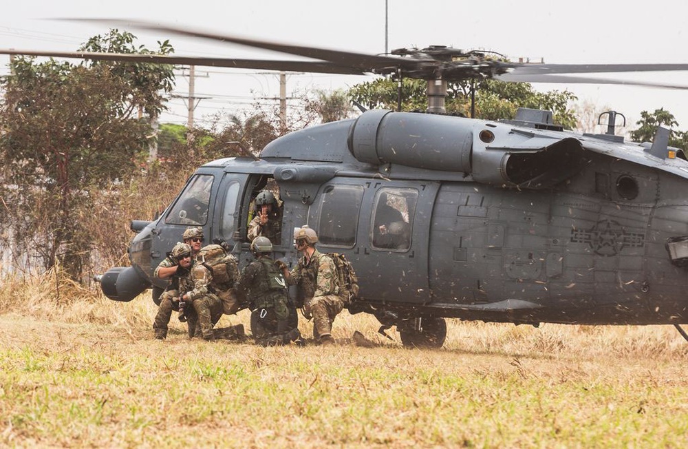 
                Brazilian Airmen and pararescue Airmen from the New York Air National Guard's 106th Rescue Wing  exit an HH-60 Pave Hawk  while participating in Execise Tapio 2021, a Brazilian Air Force exercise at Campo Grande Air Base, Campo Grande, Brazil.One hundred and twenty members of the NewYork Air , mostly from the 106th Rescue Wing and 105th Airlift Wing, National Guard participated in the Brazilian Air Force  exercise as part of the National Guard's State Partnership Program from August 19 to 31.  New York has had a partnership with Brazil since 2019. (Brazil Air Force photo by  Anderson Soares)            
